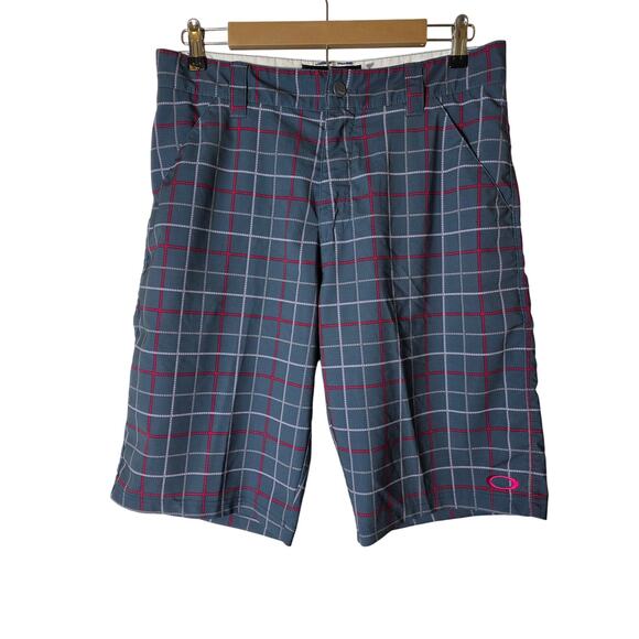 OAKLEY Gray Red White Plaid Active Golf Casual Shorts SZ 32 - Picture 1 of 9